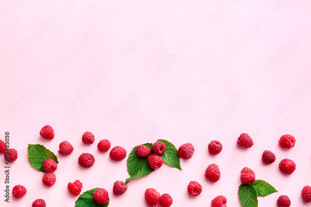 颜色背景上的美味成熟的树莓