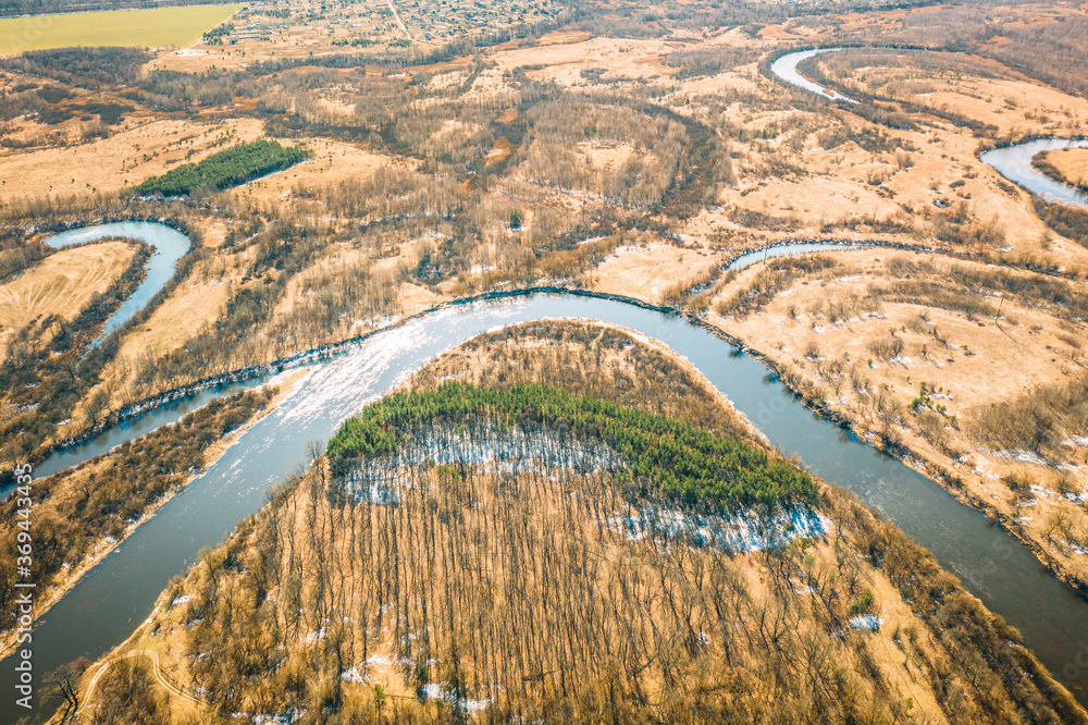 白俄罗斯。早春干草和弯曲河流景观鸟瞰图。高姿态视图