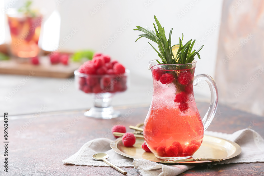 桌上一壶冷树莓茶