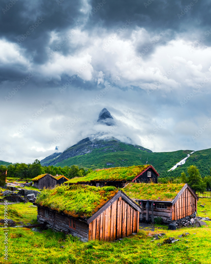 Innerdalen典型的挪威老木屋，草屋顶-挪威最美丽的山