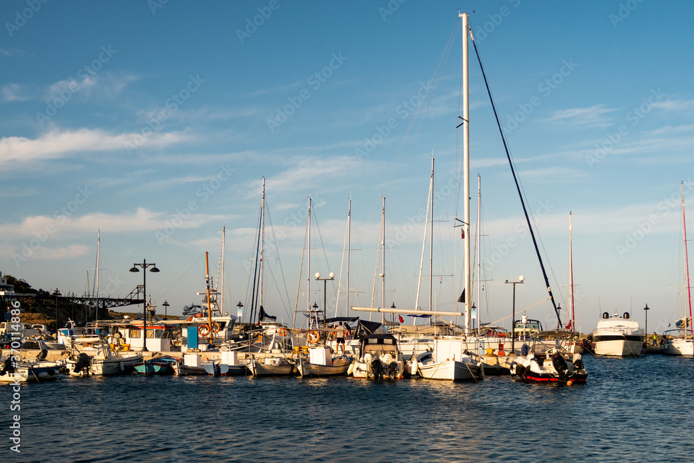 LOUTRA，Kythnos，希腊。停泊在LOUTRA Marina Kythn码头的一排帆船和渔船