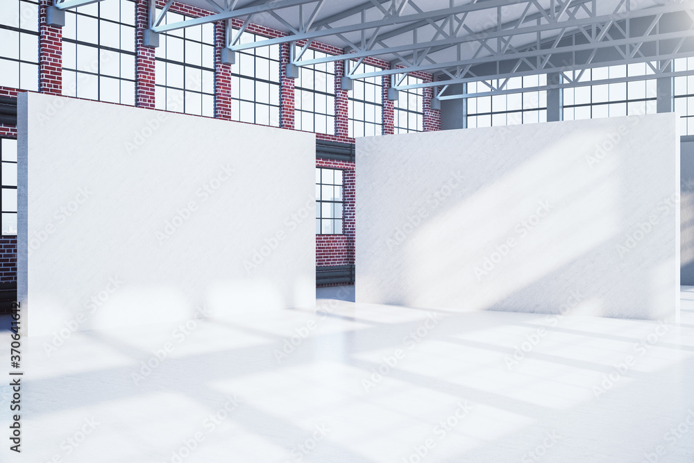 大型红砖机库内部有两条空白横幅。