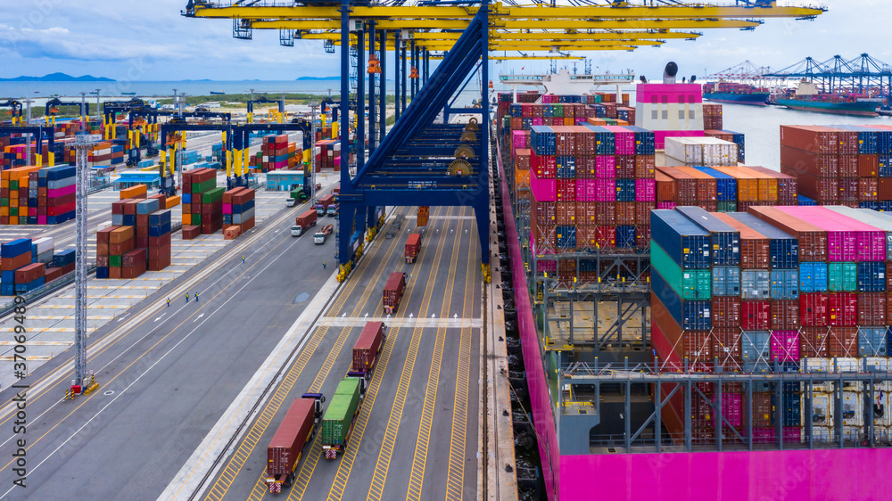 集装箱船货运海运船，全球业务进出口商业贸易物流