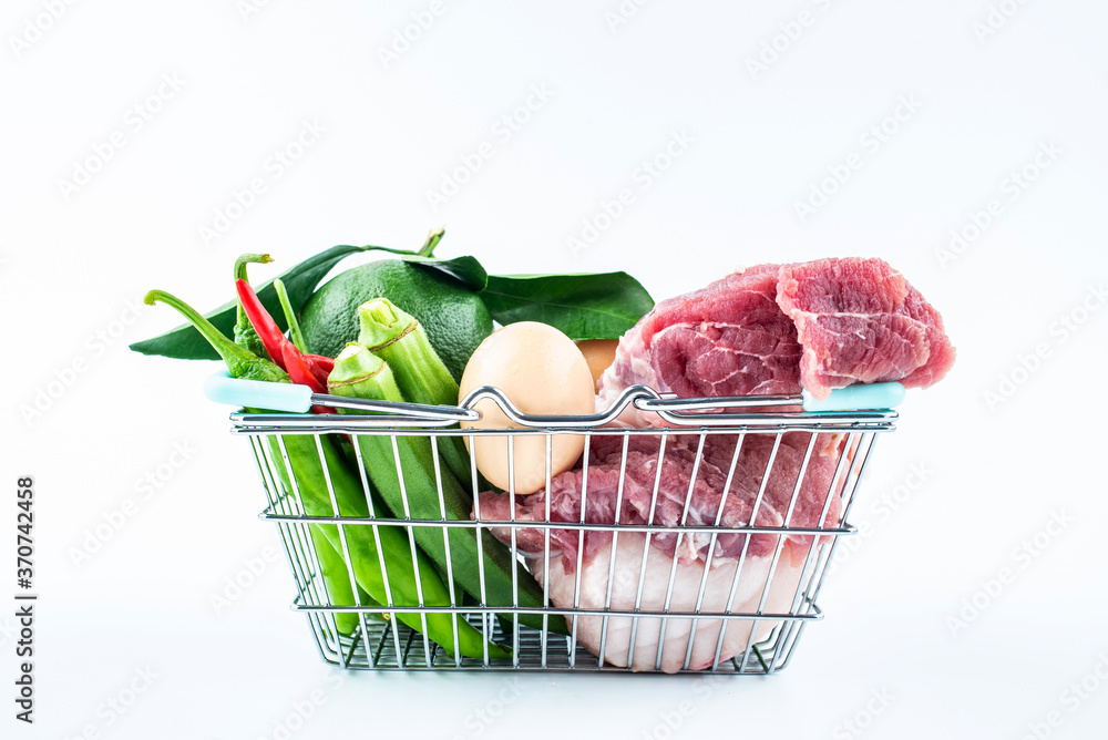 装满猪肉、蔬菜和水果的菜篮子