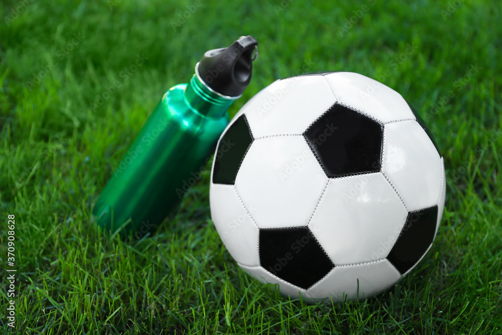 户外绿草上的足球和水瓶
