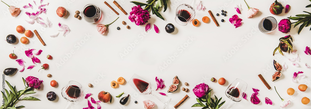 带有风味符号的玻璃杯中的红酒。酒杯、水果、鲜花、香料和浆果的平面布局