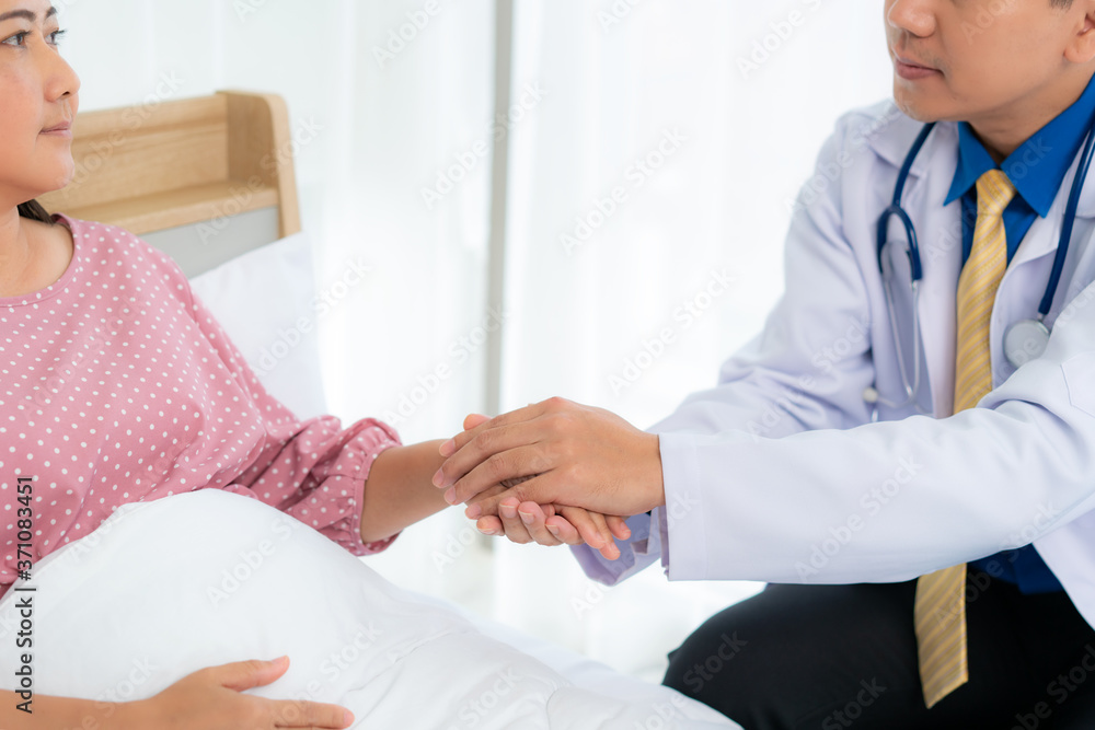 男医生在医院里抚摸病人的手以鼓励和同情，欢呼的特写