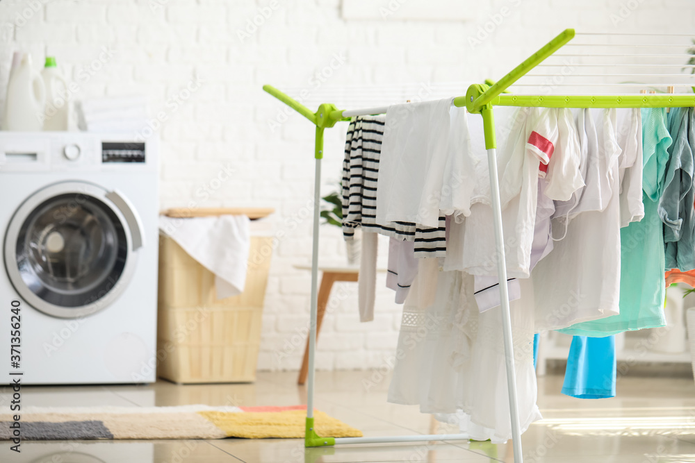 洗衣房烘干机上挂着的干净衣服