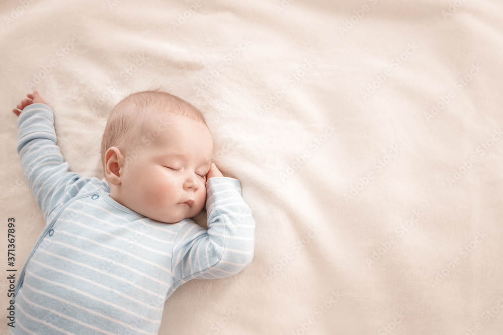 男婴用柔软的毯子睡觉