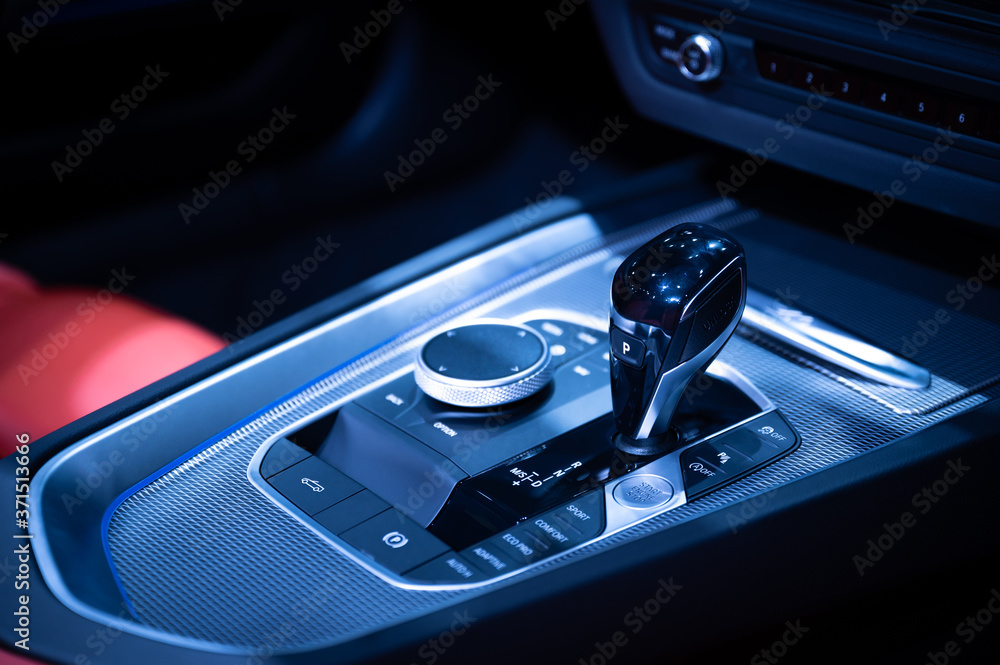 现代汽车变速箱内部和多功能按钮内部。