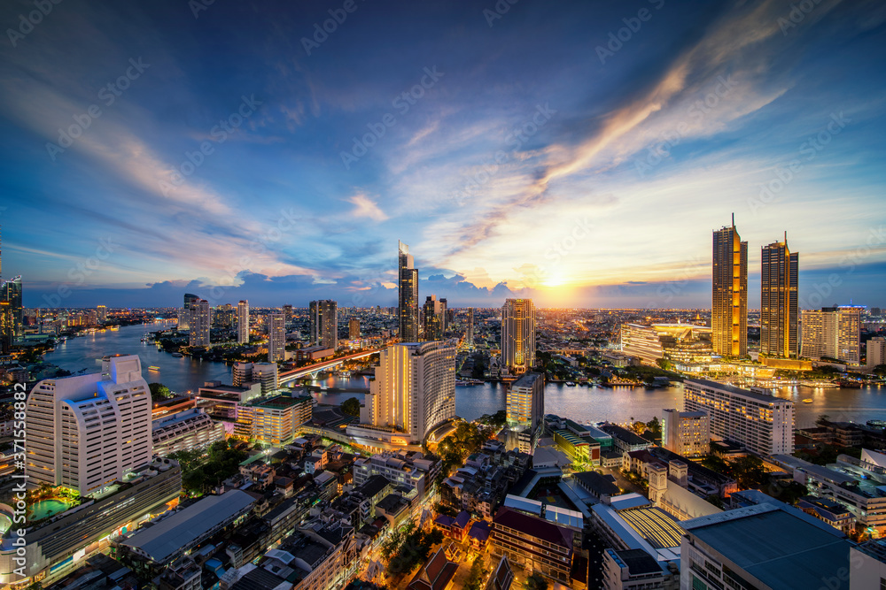 酒店屋顶酒吧的曼谷城市景观，Chao-phraya河背景