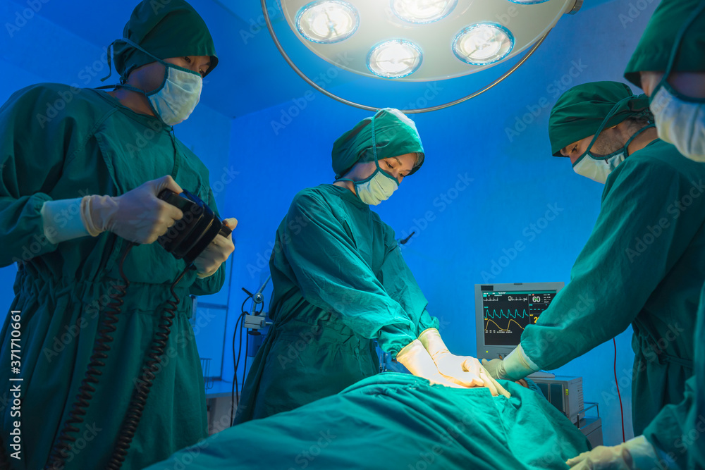 手术室医院亚洲医生团队用自动体外除颤器抢救安全生命患者