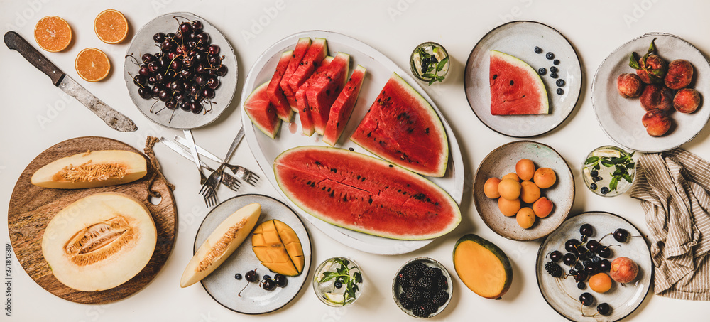 夏季热带水果派对餐桌。午餐环境平坦，有水果、浆果、西瓜和莱姆