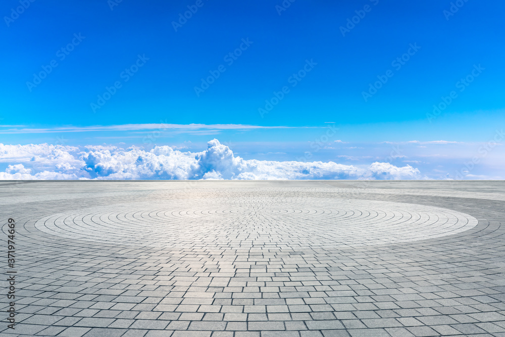 空旷的广场地板和蓝天白云的景象。