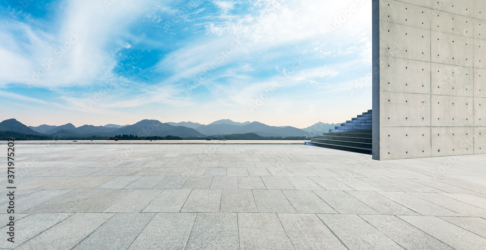 中国杭州空旷的广场层和美丽的西湖风景。