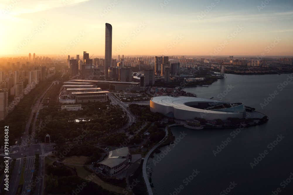 与中国苏州金鸡湖畔的CBD建筑一起日出。