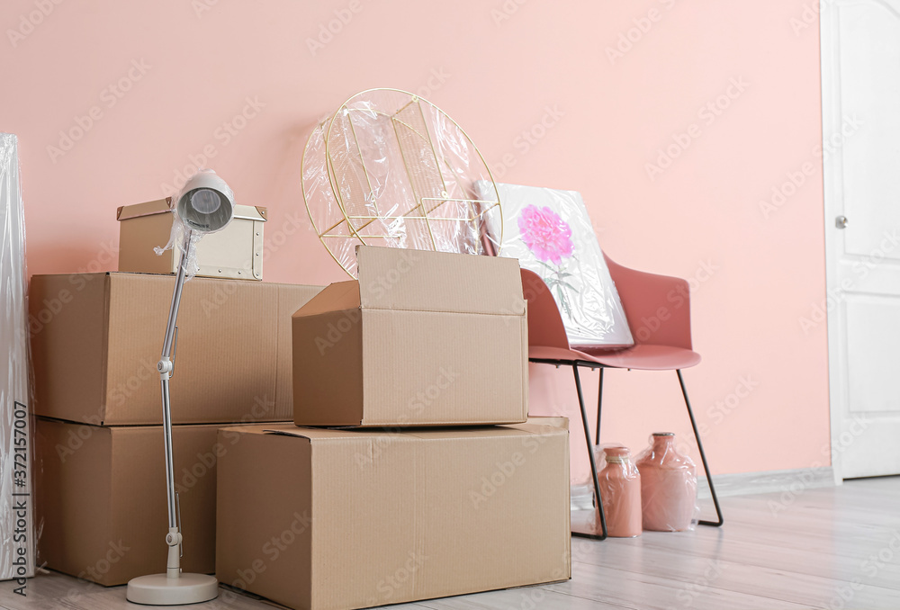 搬家当天新公寓里的纸板箱，里面有物品和椅子
