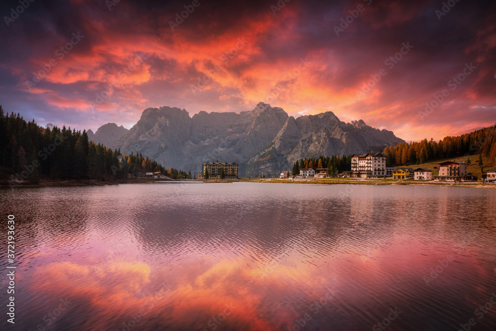 日落时，意大利南蒂罗尔州米苏里纳湖上的多洛米蒂山脉倒影