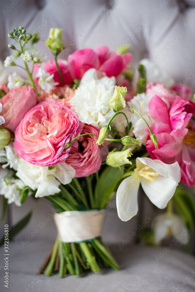 粉色和白色花朵的精致新娘花束，花朵特写，选择性聚焦，花束打开