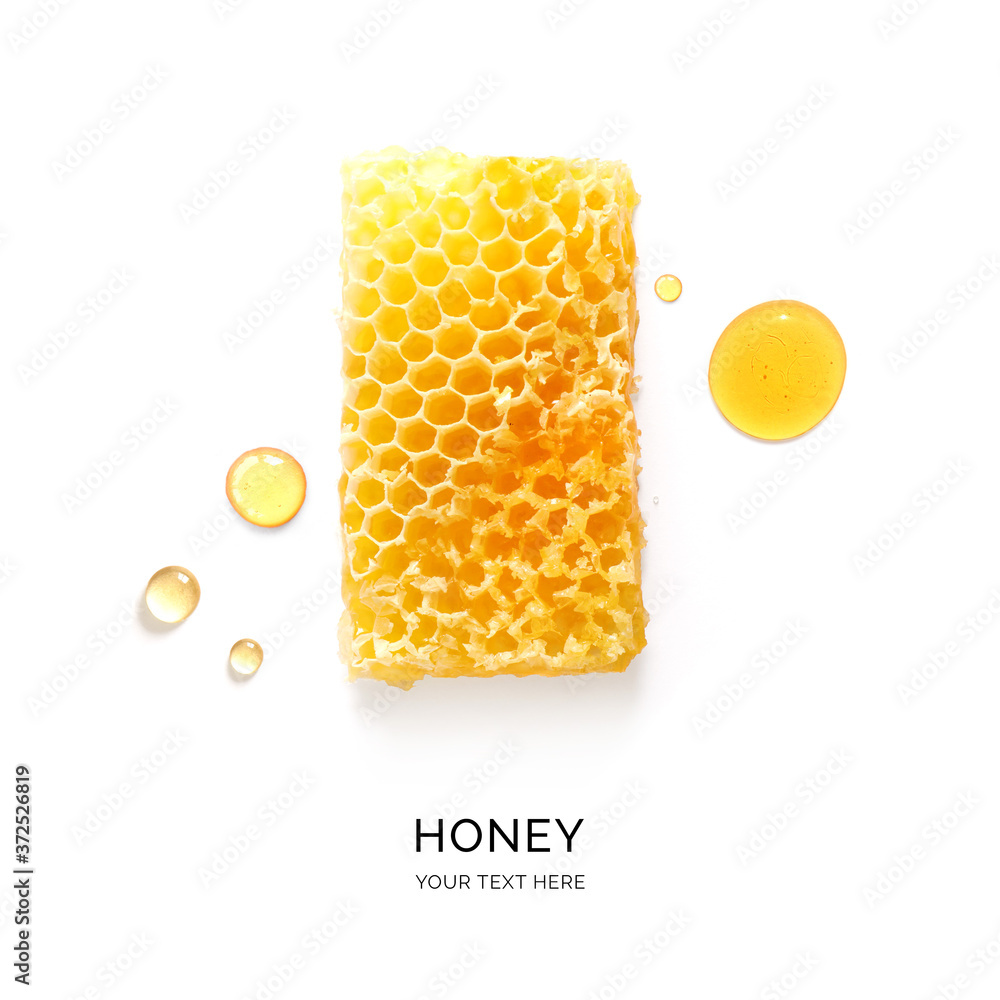 白色背景上蜂蜜制成的创意布局。平面布局。食物概念。