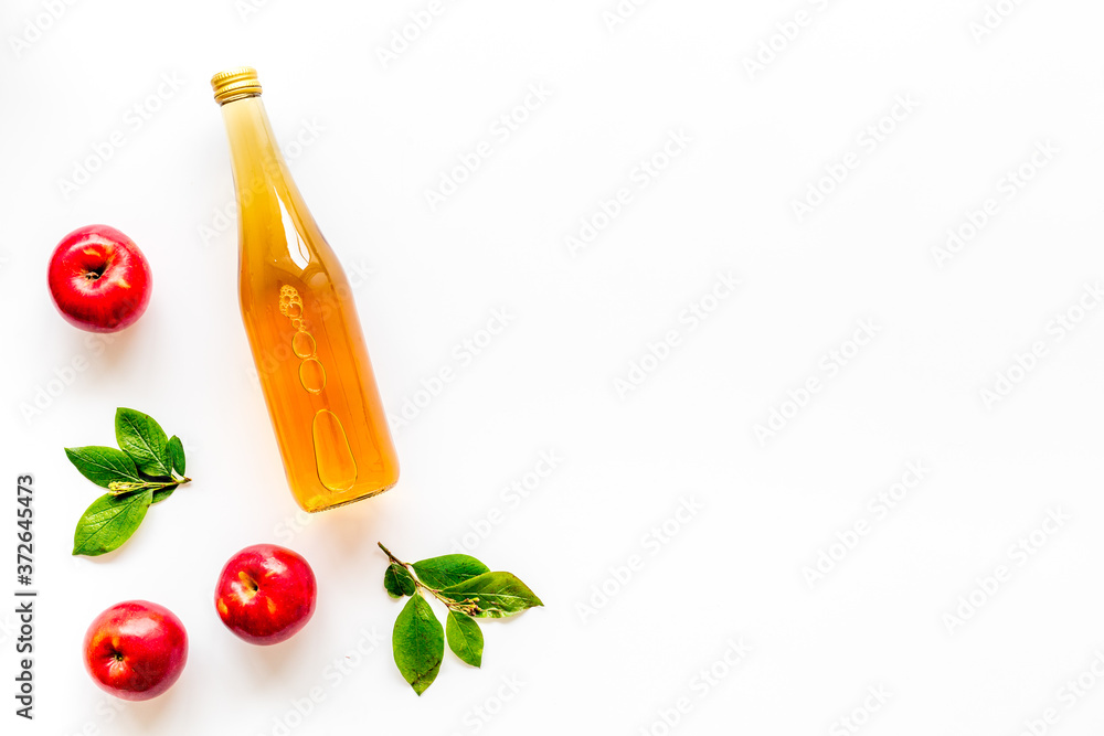 苹果酒或醋的俯视图-装有成熟水果和叶子的瓶子