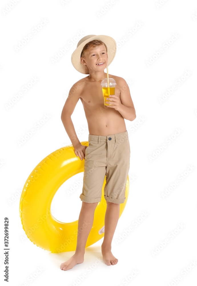 可爱的小男孩，带着充气戒指和白底鸡尾酒