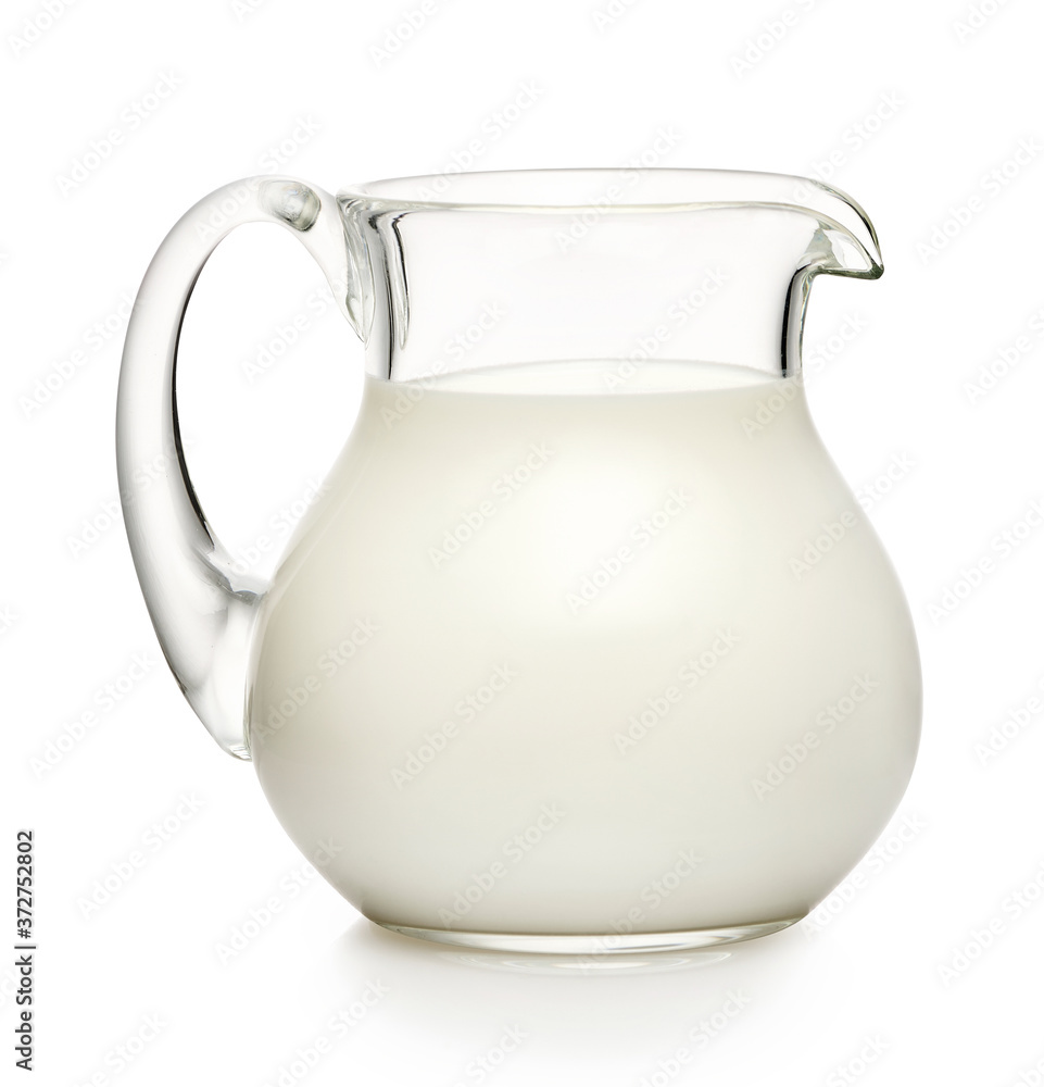 白色背景隔离的玻璃罐牛奶