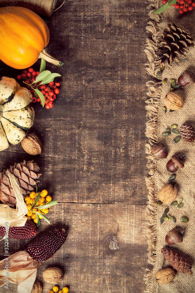 秋天的背景——旧木桌上的落叶和健康食品。
