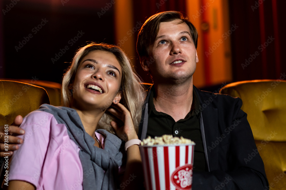 高加索情人喜欢在电影院一起看电影和吃爆米花