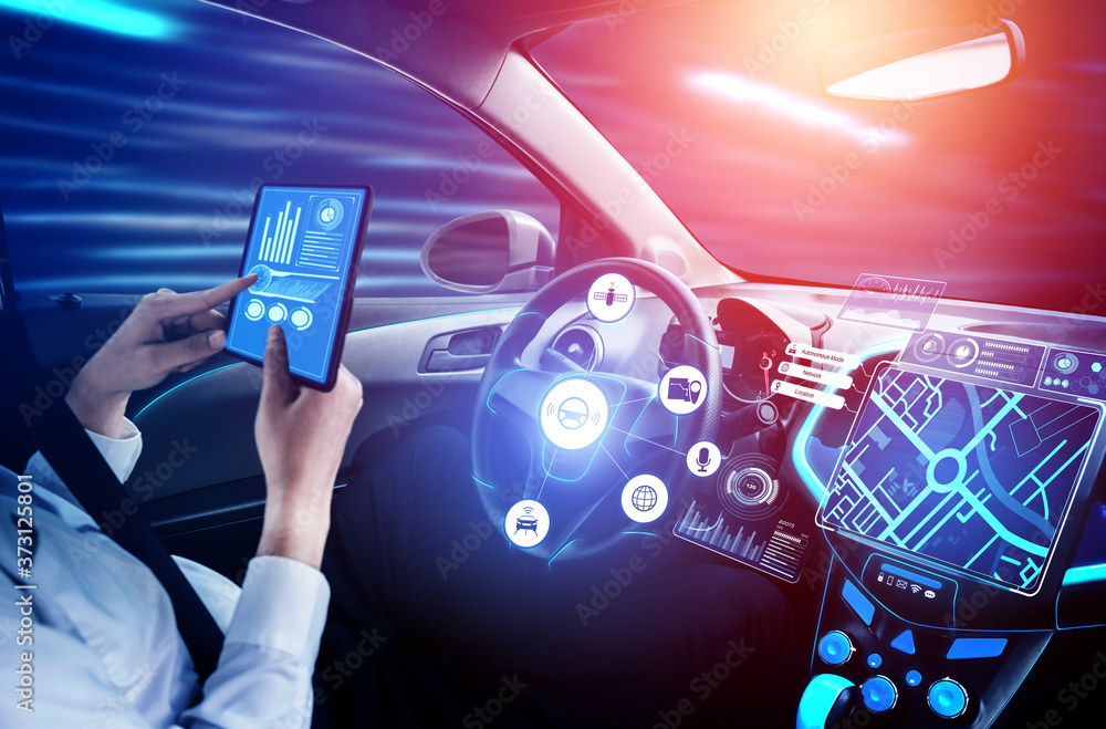 无人驾驶汽车内饰，带有未来的自动控制系统仪表板。coc内部视图