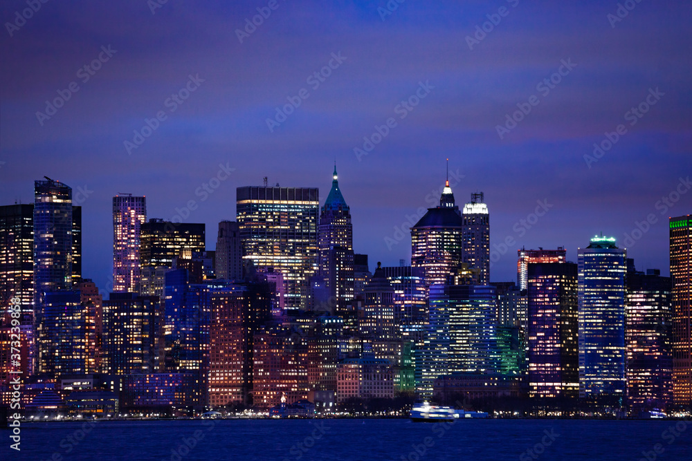 纽约曼哈顿的建筑在阴云密布的夜晚俯瞰哈德逊河