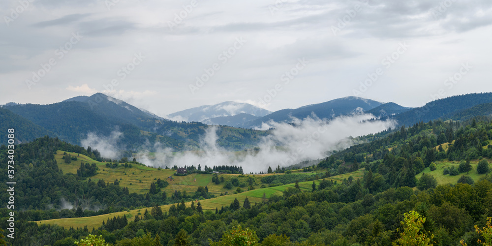 薄雾景观中美丽的雾和云山的壮丽景色。