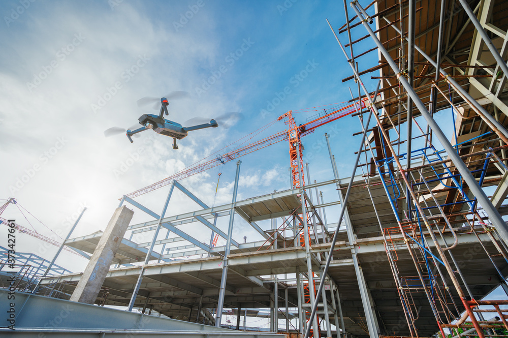 建筑工地上空的无人机。视频监控或工业检查。