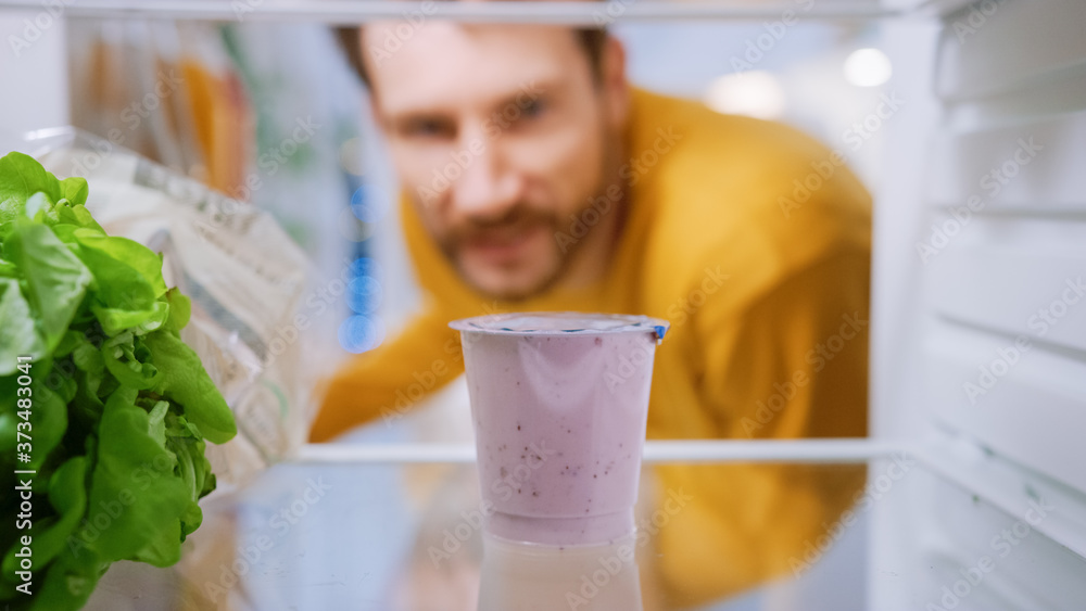 厨房冰箱里的摄像头：英俊男子打开冰箱门，想拿出酸奶。吃人