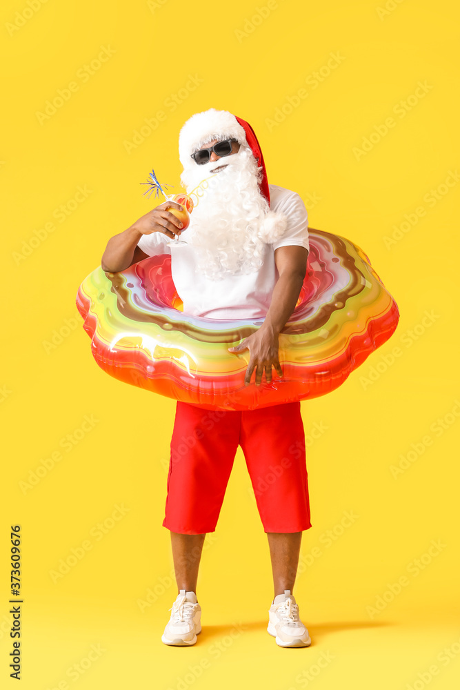 非洲裔美国圣诞老人，彩色背景带充气环