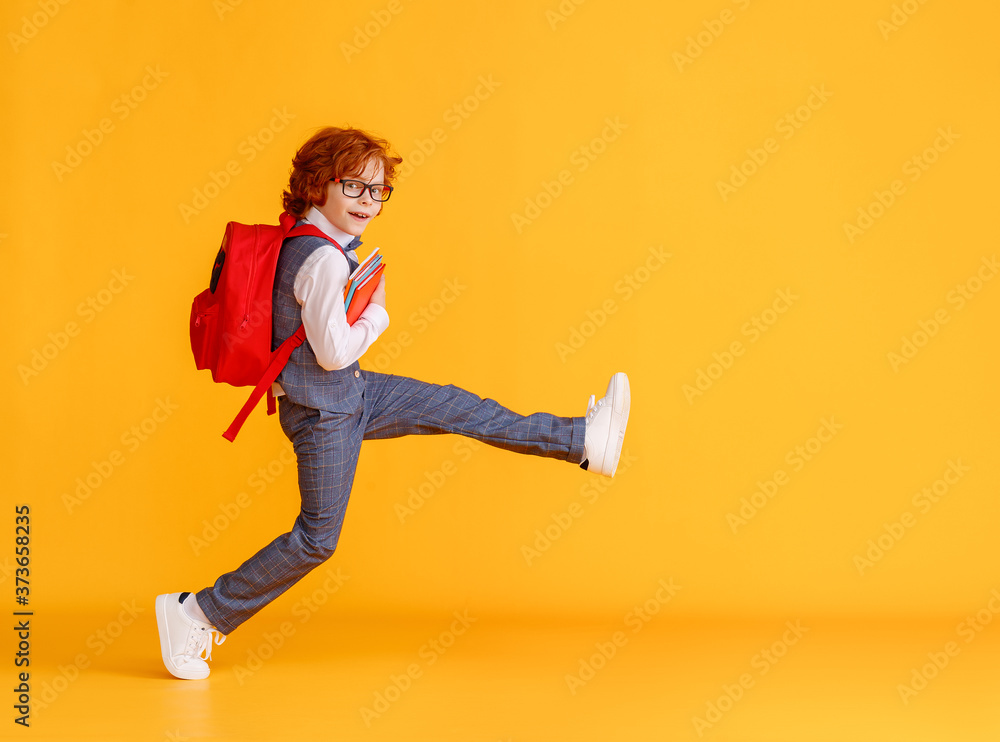 快乐男孩步行上学。