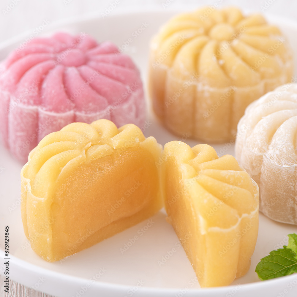 五彩雪皮月饼，甜雪月饼，中秋节传统风味甜品