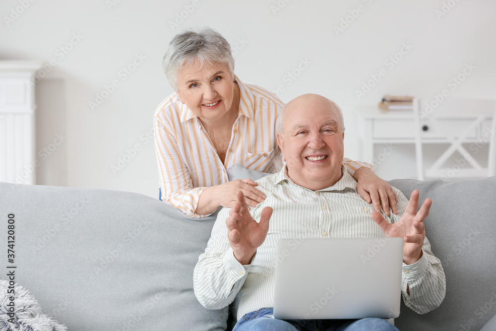 家里有笔记本电脑的老年夫妇