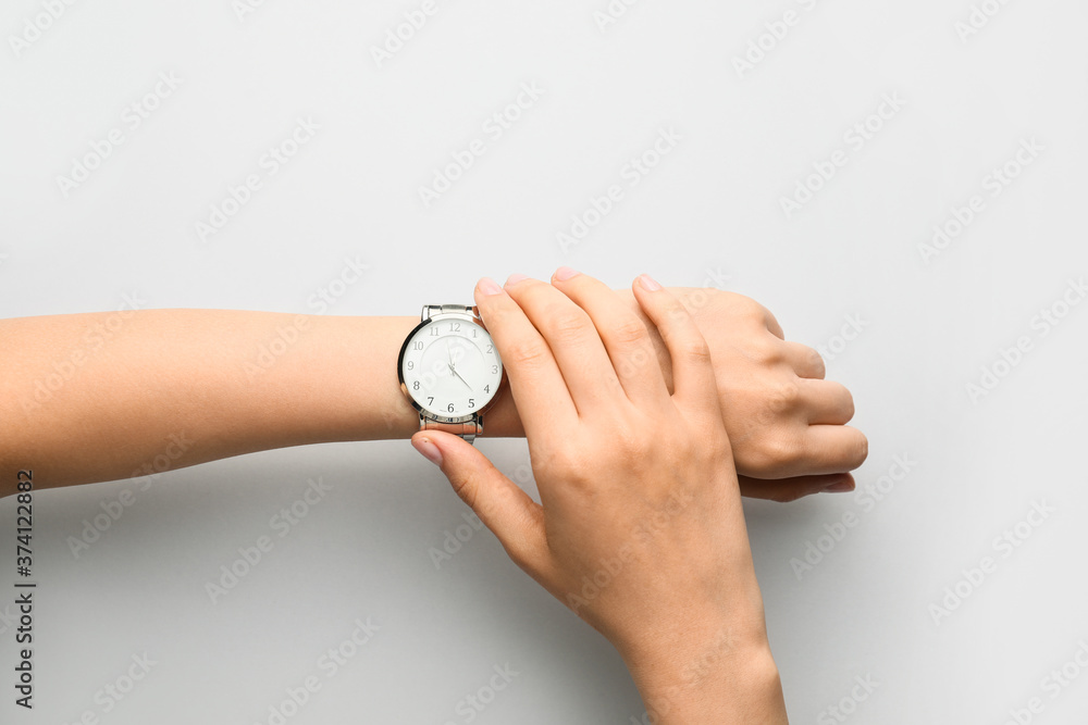 女性双手，白色背景时尚腕表