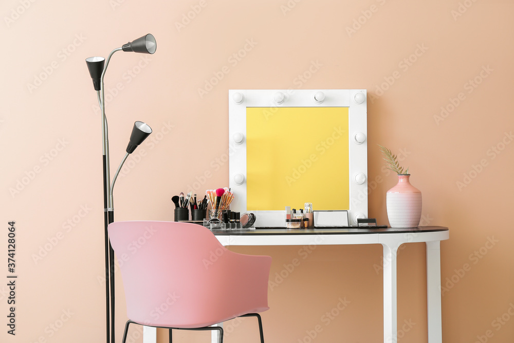 现代化妆室里有装饰化妆品和镜子的桌子