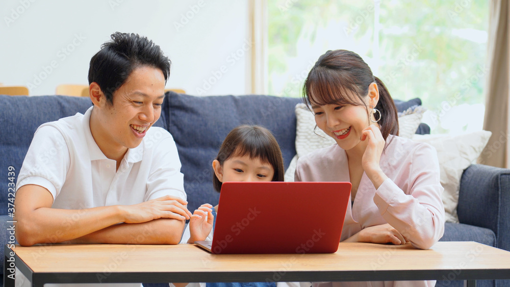 パソコンを使う家族