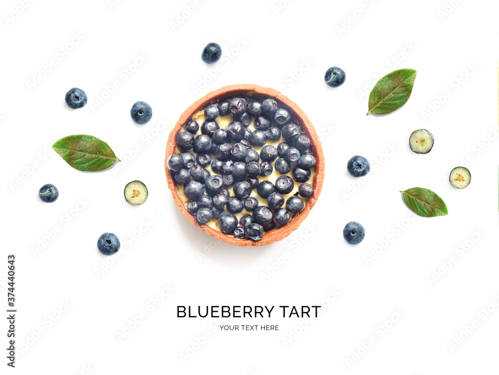 由蓝莓馅饼在白色背景上制成的创意布局。平面布局。食物概念。