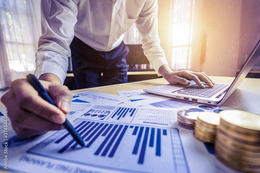 企业会计或财务专家在公司分析商业报告图表和财务图表