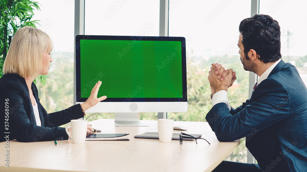 办公室选项卡上有绿屏色度键电视或电脑的会议室商务人员