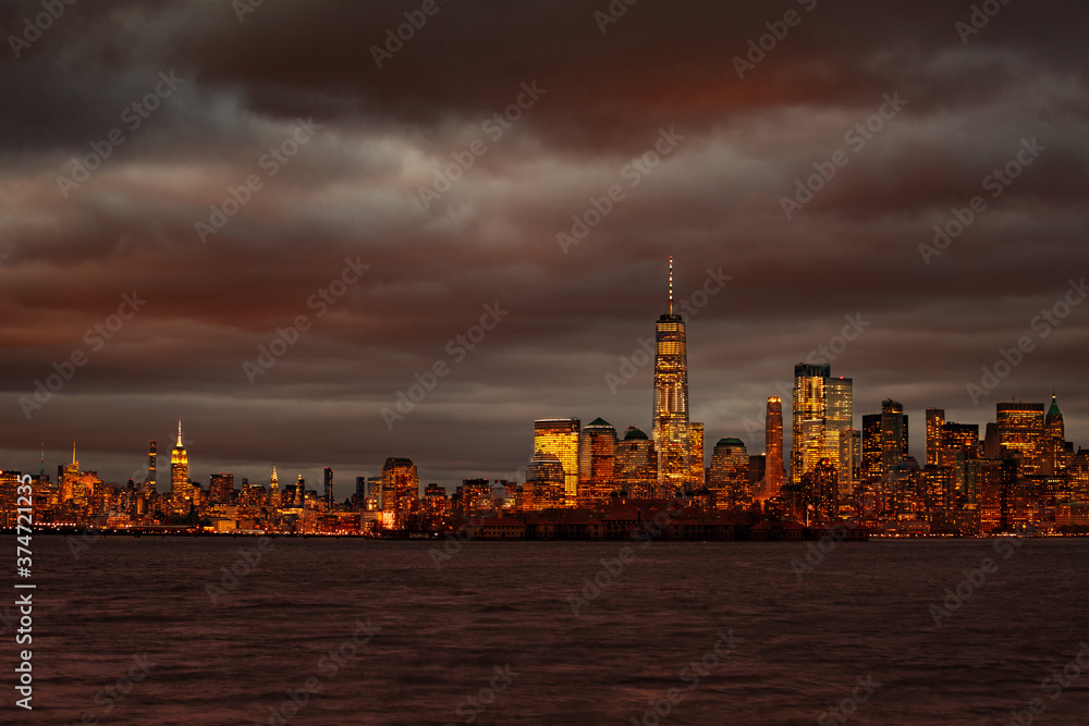 哈德逊河上纽约曼哈顿市中心的穆迪夜景