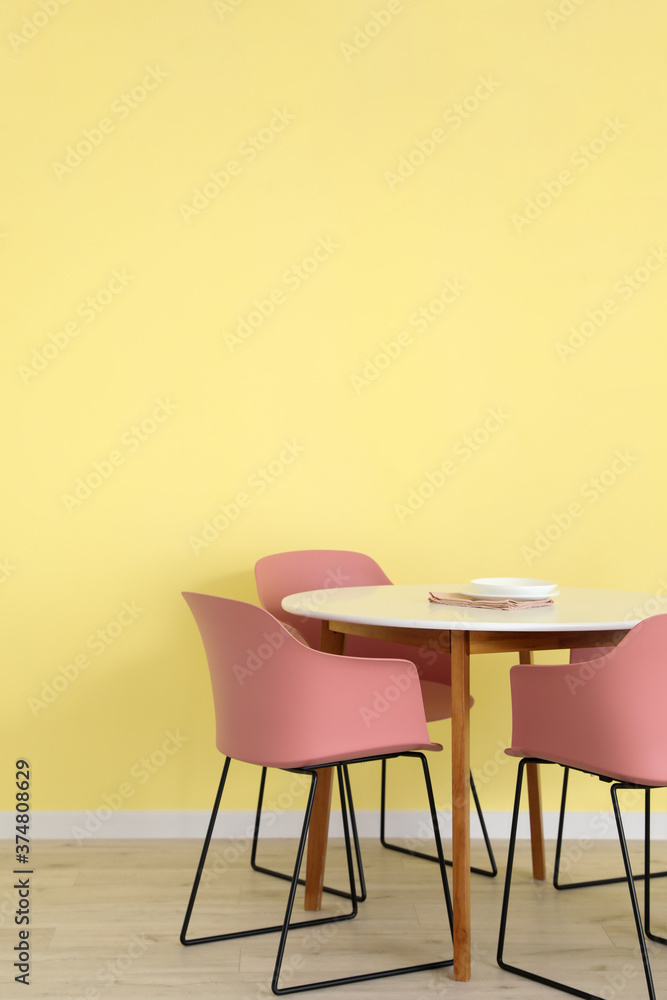 靠近彩色墙的餐桌
