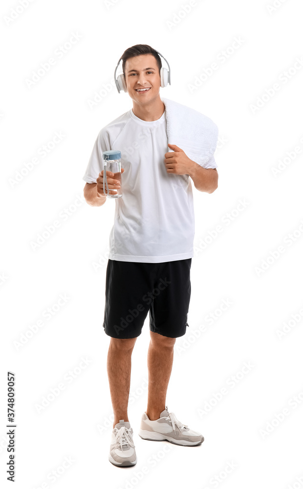 白底装水瓶的运动型年轻人