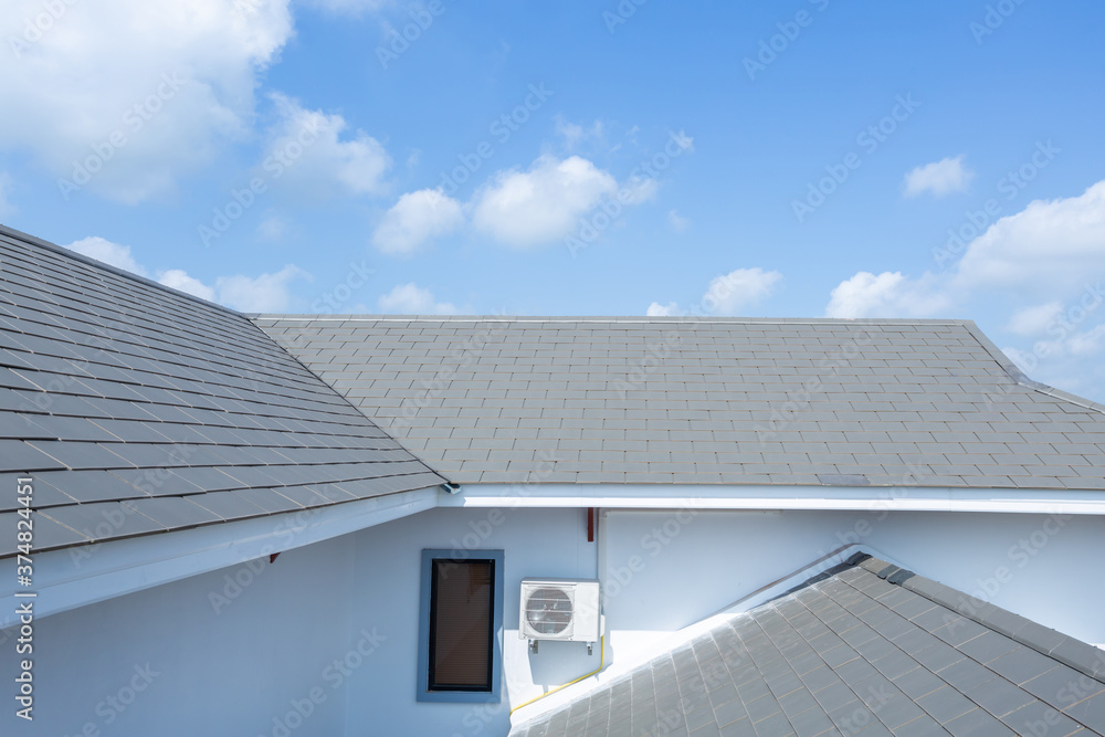 蓝天下的石板屋顶，蓝天白云下的建筑房屋的灰瓦屋顶