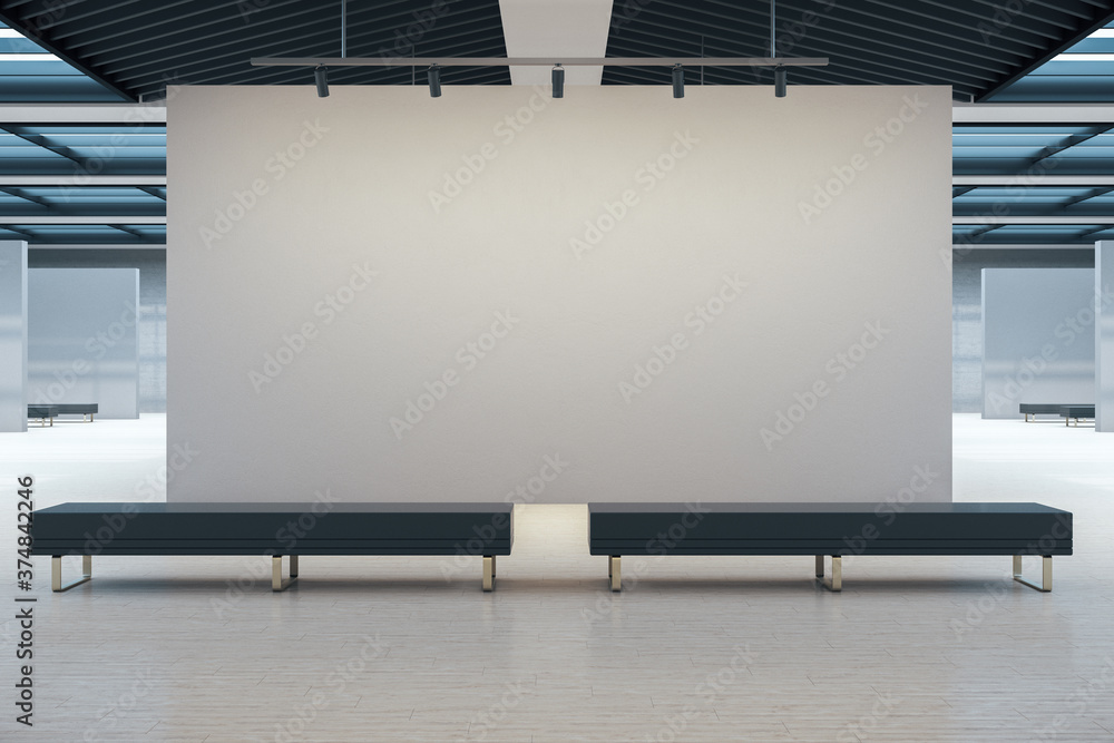 现代展厅内部配有两张长凳。