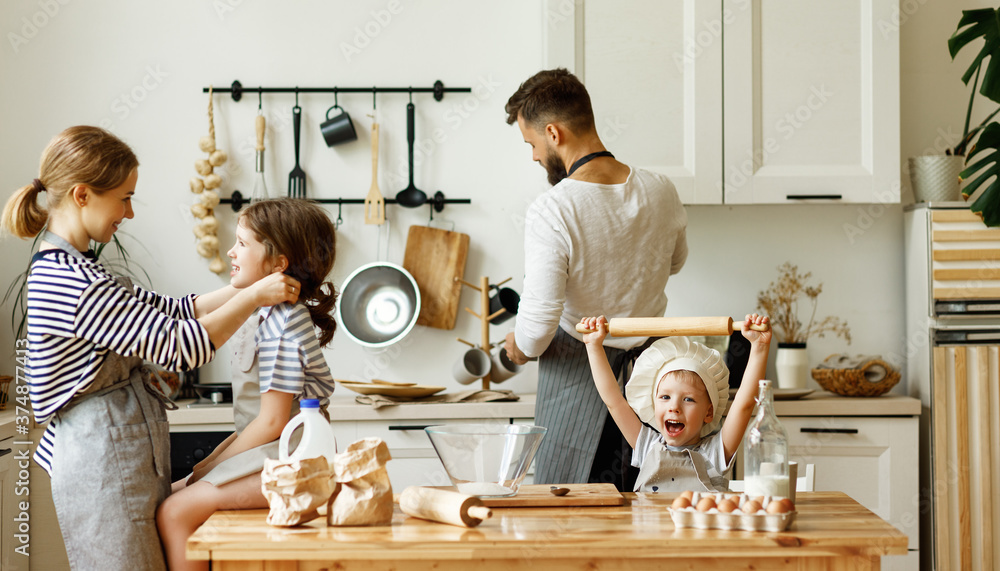 幸福的一家人在家一起做饭。
